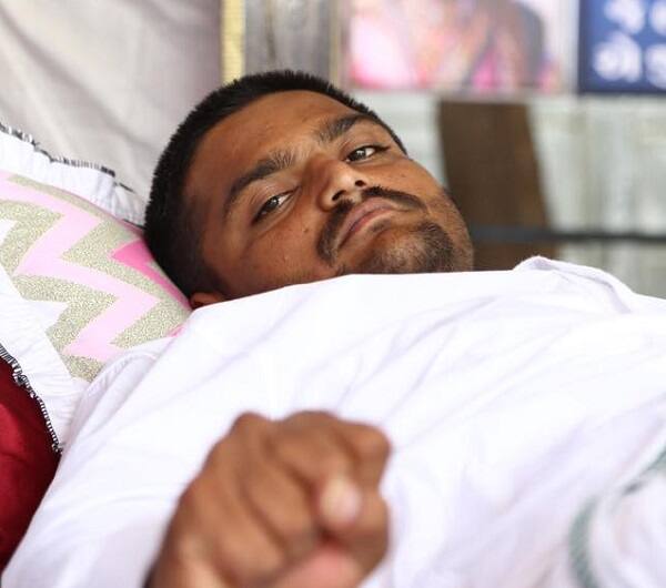 અમદાવાદા રિંગ રોડ પરના ગ્રીનવુડ રિસોર્ટમાં આવેલા નિવાસ સ્થાન છત્રપતિ નિવાસે મળવા આવતા લોકોની બે કિલોમીટર સુધી લાઈનો લાગી છે. હાર્દિકને મળવા અને તેના સમર્થનમાં ઉમટી પડેલા પાટીદારોને પોલીસે આખરે અંદર જવા દેવાની શરતી છૂટ આપી છે અને આવનારના નામોની રજિસ્ટ્રરમાં એન્ટ્રી કરીને રિસોર્ટમાં પ્રવેશ કરવા દેવામાં આવી રહ્યા છે.