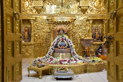 સોમનાથઃ આજે શ્રાવણ મહિનાનો અંતિમ સોમવાર છે. આજે અંતિમ સોમવારે સોમનાથ મહાદેવજીના દર્શન કરવા માટે મંદિરમાં ભક્તોનો ધસારો જોવા મળ્યો હતો. વહેલી સવારથી જ ભક્તો મંદિરમાં દર્શન માટે પહોંચી ગયા હતા અને સોમનાથ દાદાની આરતીમાં સામેલ થયા હતા. 