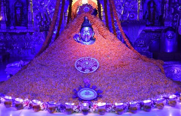 વહેલી સવારે પ્રાતઃ મહાપૂજન બાદ સોમનાથ મહાદેવને પિતાંબર અને વિવિધ પુષ્પોથી શૃંગાર કરવામાં આવેલ જેના દર્શનની ઝાંખીથી ભક્તો ધન્ય બન્યા હતા. સોમનાથ મંદિરમાં આરતી બાદ જય સોમનાથ જયશ્રી કૃષ્ણનો નાદ ગુંજી ઉઠ્યો હતો. 