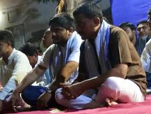 પોલીસે દિવસે રોકતાં હાર્દિકના વિરોધી એવા ક્યા પાટીદાર આગેવાન ઓળખ છૂપાવીને રાત્રે ઘૂસ્યા અને હાર્દિક પટેલને મળ્યા? જાણો વિગત