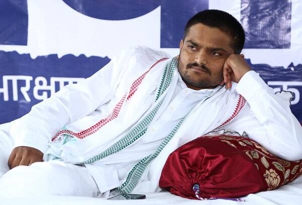‘પાસ’ના સંગઠન પ્રભારી દિલીપ સાબવા શનિવારે 70 જેટલા કન્વીનરોને લઈને હાર્દિક પટેલના નિવાસસ્થાને તેને મળવા અને તેના ખબર અંતર પૂછવા માટે પહોંચ્યા હતા. જો કે, પોલીસે તેમની ટીમને અટકાવી હતી અને કોઈ પણ વ્યક્તિને હાર્દિકને મળવા નહોતા દીધા. 