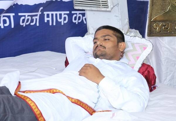 દિલીપ સાબવા પહેલાં હાર્દિક પટેલની સાથે હતા પણ પછી હાર્દિકના વિરોધી બન્યા હતા. હાર્દિક પટેલથી અલગ તેમણે ‘પાસ’નું પોતાનું જૂથ બનાવ્યું છે. આ જૂથે તાજેતરમાં ઉંઝાથી શહીદ યાત્રા કાઢી હતી. સાબવા હાર્દિક પટેલની કોંગ્રેસ સાથેની નિકટતાના કારણે તેમનો વિરોધ કરી રહ્યા છે.