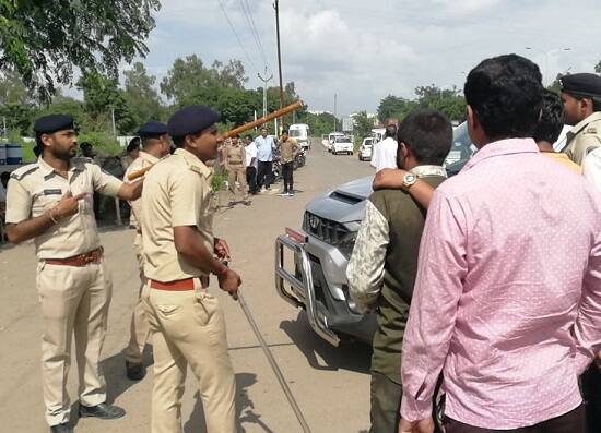 દિલીપ સાબવા કોઈ પણ પ્રકારની બબાલ કર્યા વિના પાછા વળી ગયા હતા પણ મોડી રાતે ઓળખ છૂપાવીને ગ્રીનવુડ રીસોર્ટમાં ગયા હતા. એ પછી દિલીપ સાબવાએ વાહન લઈને હાર્દિકના નિવાસસ્થાને પ્રવેશ કર્યો હતો અને હાર્દિક સાથે મુલાકાત કરી હતી.