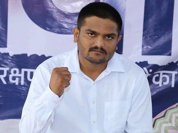 અમદાવાદઃ પાટીદાર અનામત આંદોલન સમિતી (પાસ)ના કન્વિનર હાર્દિક પટેલ આમરણાંત ઉપવાસ પર ઉતર્યો છે ત્યારે કડવા પાટીદારોની ધાર્મિક સંસ્થા ખુલ્લેઆમ તેના સમર્થનમાં બહાર આવી છે. કડવા પાટીદારોનાં કુળદેવી ઉમિયા માતાનું મંદિર ઊંઝામાં આવેલું છે અને ગુજરાતના લાખો કડવા પાટીદારો તેમના અનુયાયી છે. 