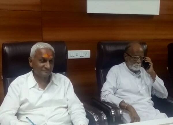 સંસ્થાને પાટીદારોને અનામત માટેની લડતને આગળ વધારવાનો પણ નિર્ણય કર્યો છે. સુપ્રીમ કોર્ટમાં પાટીદારોને અનામત અપાવવા માટે છ અરજીઓ થઈ છે. આ અરજીઓને લગતો તમામ ખર્ચ હવે શ્રી ઉમિયા માતાજી સંસ્થાન ઉટાવશે. વકીલોના ખર્ચથી લઈને તમામ કાર્યવાહીના ખર્ચમાં સહયોગી થવાનો ઠરાવ પસાર કરાયો છે.