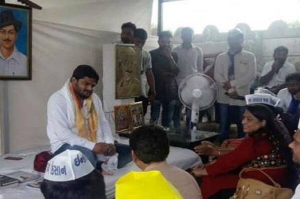 અમદાવાદ: પાસ કન્વિનર હાર્દિક પટેલ છેલ્લા 10 દિવસથી પાટીદાર સમાજને અનામત અને ખેડૂતોને દેવા માફીને લઈને ઉપવાસ પર બેઠો છે. જેનો આજે 10 દિવસ છે. હાર્દિક પટેલની આ માંગણીઓ ભાજપ સરકારને મનાવવાં તેણે ઉપવાસનો સહારો લીધો છે. 