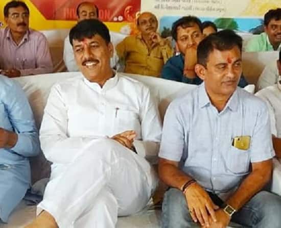 પ્રદેશ પ્રમુખ તરીકે અમિત ચાવડાએ ગત એપ્રિલ મહિનામાં જવાબદારી સંભાળ્યા બાદ કોંગ્રેસમાં નવી નિયુક્તિઓને લઈને વિવાદ શમવાનું નામ નથી લેતો. વિવાદ એ હદ સુધી વર્ક્યો છે કે પોતે પ્રદેશ પ્રભારીએ વચ્ચે પડવું પડ્યું હતું. પ્રદેશ પ્રભારી રાજીવ સાતવે પ્રદેશ પ્રમુખ અને નેતા વિપક્ષ વચ્ચેનો ખટરાગ દૂર કરવા મધ્યસ્થી કરવી પડી હતી તેવું જાણવા મળ્યું હતું. 