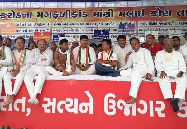 પ્રદેશ પ્રમુખ બન્યા બાદ અમિત ચાવડાને લઈને કોંગ્રેસને કાર્યકરોમાં જે આશા હતી તે પૂરી થતી દેખાતી નથી. પ્રદેશ પ્રમુખ તરીકેને તેમની કામગીરીને લઈને પણ સવાલ ઉઠી રહ્યા છે કારણ કે પહેલા નેતા વિપક્ષ પરેશ ધાનાણી સાથેનો ટકરાવ અને ત્યારબાદ સિનિયર નેતાઓની અવગણના. 