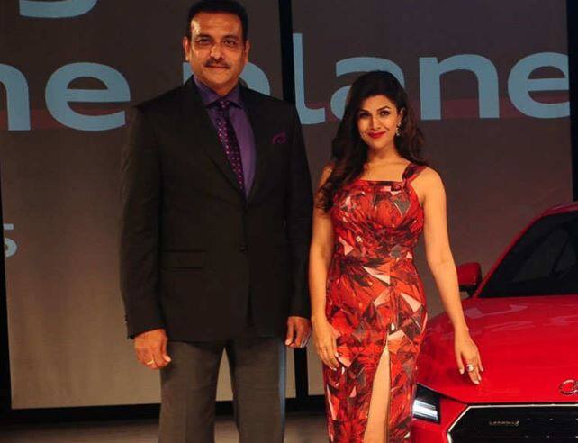 ટીમ ઈન્ડિયાનો કોચ શાસ્ત્રી હાલ 56 વર્ષનો છે. 1990માં તેણે રિતુ સિંહ સાથે લગ્ન કર્યા હતા. રવિને એક દીકરી પણ છે. શાસ્ત્રીએ 2012માં 22 વર્ષના લગ્ન જીવન બાદ રિતુ સિંહ સાથે છૂટાછેડા લઈ લીધા હતા. રવિ શાસ્ત્રીનું નામ આ પહેલા અમૃતા સિંહ સાથે પણ જોડાઈ ચુક્યું છે. 80ના દાયકામાં રવિએ તેની સાથે ડેટ કરી હોવાનું માનવામાં આવે છે. 36 વર્ષીય નિમરત કૌર હજુ સુધી સિંગલ છે. શાસ્ત્રી અને નિમરત છેલ્લા બે વર્ષથી એકબીજાને ડેટ કરી રહ્યા છે. તેમની પ્રથમ મુલાકાત 2015માં જર્મનીની કાર કંપનીની લોન્ચિંગ ઇવેન્ટ દરમિયાન થઈ હતી. 