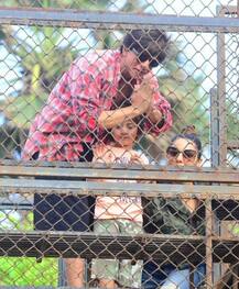 શાહરૂખે અબરામ સાથે મટકી ફોડી ઉજવી જન્માષ્ટમી, જુઓ તસવીરો