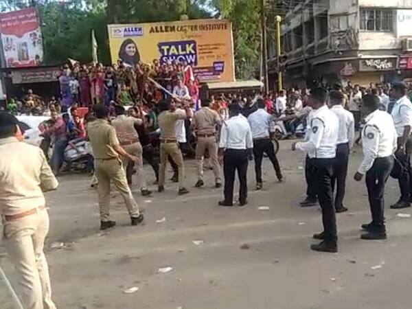 પોલીસ અને લોકો વચ્ચે થયેલા ઘર્ષણમાં બે યુવકોને સામાન્ય ઈજા થી હતી. ત્યાર બાદ પોલીસ દ્વારા કેટલાક યુવકોની અટકાયત કરી પોલીસ સ્ટેશને લઈ જવાયા હતા. જોકે શોભાયાત્રા સ્ટેશનથી સિમલાગેટ વિસ્તાર વચ્ચે હતી. ત્યારે સમાચાર મળ્યાં કે કેટલાક યુવકોને પોલીસ પકડી ગઈ છે.