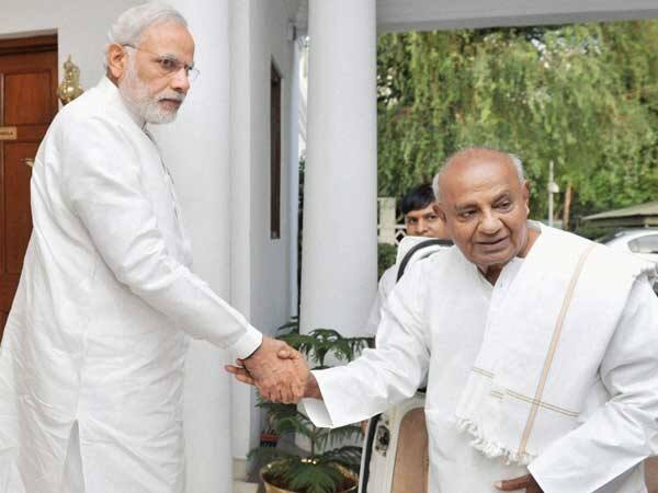 ભારતના ભૂતપૂર્વ વડાપ્રધાન  એચ.ડી. દેવ ગૌડાએ હાર્દિક પટેલના સમર્થનમાં વડાપ્રધાન નરેન્દ્ર મોદીને પત્ર લખી પાટીદાર સમાજના પ્રશ્નો વિશે ચર્ચા કરવા પોતે મધ્યસ્થી થવા તૈયાર હોવાનું પણ સૂચન કર્યું છે. આ ઉપરાંત તેમણે પાટીદારોને અનામત આપવાની ફોર્મ્યુલા પણ સૂચવી છે.