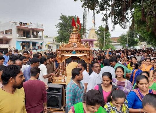 ઉમિયા માતા સંસ્થાન ઊંઝાએ સરકારને ચીમકી આપી હતી કે ,પાટીદાર સમાજની વિશ્વ ફલક સંગઠિત શક્તિને ઓછી ન આંકે. સરકાર આ કૃત્ય કરનાર અધિકારીઓ સામે પગલાં નહીં લે તો ધાર્મિક સંસ્થાઓએ આ અંગે વિચારવું પડશે.