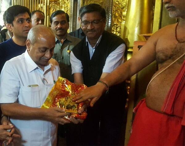 હાર્દિક પટેલના ઉપવાસના દસમાં દિવસે ધાર્મિક સંસ્થાઓ હાર્દિકના સમર્થનમાં બહાર આવી તેના કારણે પાટીદારો ખુશ છે પણ રાજકીય વર્તુળોમાં આ મુદ્દો ચર્ચાસ્પદ બન્યો છે. ખાસ કરીને શ્રી ઉમિયા માતાજી સંસ્થાને આક્રમક વલણ અપનાવ્યું તેના કારણે ભાજપના નેતાઓ સ્તબ્ધ થઈ ગયા છે.