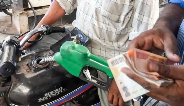 સુરતમાં પેટ્રોલનો ભાવ 78.78 અને ડીઝલનો ભાવ 76.84 રૂપિયા પ્રતિલિટરે છે. 