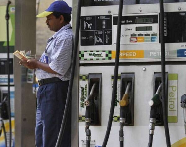 રાજકોટમાં પેટ્રોલનો ભાવ 78.94 અને ડીઝલનો ભાવ 76.98 રૂપિયા પ્રતિલિટરે પહોંચી ગયો છે. 