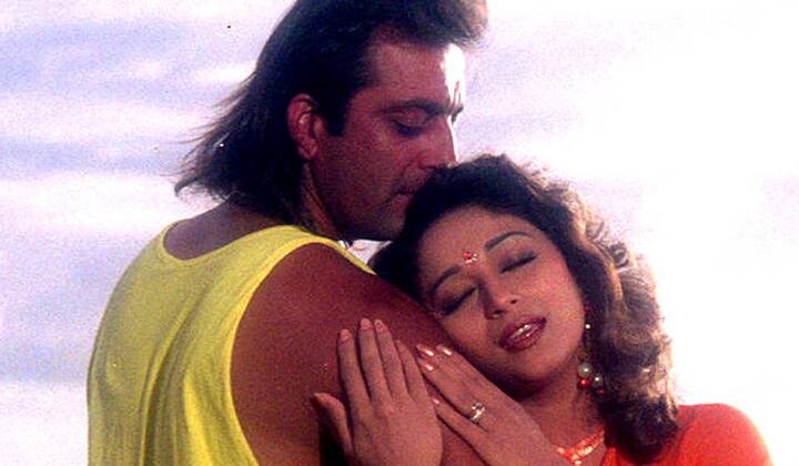 થોડાક સમય પહેલા જ્યારે માધુરીને આ વિશે પુછવામાં આવ્યુ ત્યારે તેને કંઇપણ કહેવાની ના પાડી દીધી હતી. કલંકમાં માધુર અને સંજય ઉપરાંત વરુણ ધવન અને આલિયા ભટ્ટ પણ છે. 