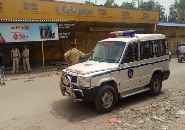 જોકે આજે સવારે ઉંઝામાં નોમ હોવાને કારણે ઘણી દુકાનો ખુલ્લી રાખવામાં આવી હતી પરંતુ બપોરે બાદ સજ્જડ બંધ પાળવામાં આવ્યું હતું. જ્યારે એપીએમસી તો જાહેર રજાને કારણે બંધ જ છે. ઉંઝા બજારમાં આ બંધને પહેલા મિશ્ર પ્રતિસાદ બાદમાં બધી દુકાનો ધીરે ધીરે બંધ થઈ ગઈ હતી.