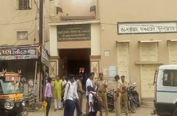 નોંધનીય છે ઉમિયા માતાના રથને અટકાવી સાબરકાંઠામાં પાટીદાર ભાઈ-બહેનો અને બાળકો ઉપર પોલીસે લાઠીચાર્જ કર્યો હતો. આ ઉપરાંત મહિલાઓની અટકાયત પણ કરવામાં આવી હતી. આ દરમિયાન પોલીસે ઉમિયા માતાના રથને ડિટેઈન કર્યો હતો જેના વિરોધમાં ઉમિયા માતાજી સંસ્થાન ઉંઝાએ સરકારને ચીમકી પણ આપી હતી.