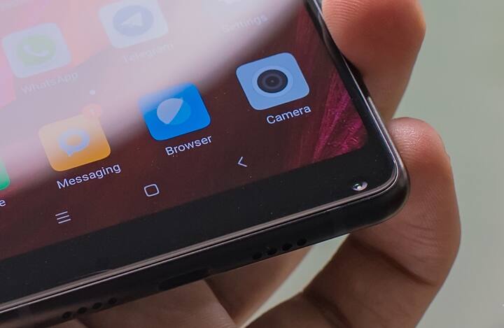 હાલામાં આ સ્માર્ટફોનના ટીઝર ઉપરાંત કંપનીએ આના વિશે કોઇ વધુ માહિતી શેર નથી કરી, પણ કેટલીક વસ્તુઓ તો નક્કી છે જ કે આ હાઇ એન્ડ સ્માર્ટફોન હશે અને તેના હાર્ડવેર ટૉપ હશે. પ્રૉસેસરની વાત કરીએ તો આમાં ક્વાલકૉમનું ફ્લેગશિપ પ્રૉસેસર સ્નેપડ્રેગન 845 હશે અને કંપની એમોલેડ ડિસ્પ્લે યૂઝ કરશે. આ ફોન અન્ય કંપનીઓના ફોન કરતાં સસ્તો હશે.