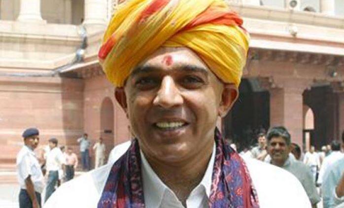 માનવેન્દ્ર સિંહ બાડમેરના પચપદરામાં 22 સપ્ટેમ્બરના રોજ સ્વાભિમાન રેલી કરી રહ્યા છે. જેમાં તેમના સમર્થકો અને રાજપૂત સમુદાયના લોકો મોટી સંખ્યામાં સામેલ થઈ શખે છે. આ રેલી તેમની ભવિષ્યની રાજનીતિના રસ્તો નક્કી કરશે. માનવેન્દ્ર સિંહે કહ્યું કે લોકો જે નિર્ણય કરશે તેનું હું પાલન કરીશ. આ લોકતાંત્રિક ફેંસલો હશે.