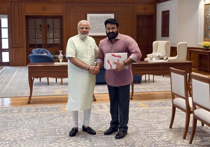 નવી દિલ્હીઃ મલયાલમ ફિલ્મ ઇન્ડસ્ટ્રીના સુપરસ્ટાર મોહનલાલે સોમવારે નવી દિલ્હી ખાતે વડાપ્રધાન નરેન્દ્ર મોદી સાથે મુલાકાત કરી, તેમને મોદી સાથે મુલાકાત કરીને તેમને કેન્સર કેર સેન્ટર વિશે માહિતી આપી, સાથે જ પીએમને Global Malayalee Round tableનું પણ આમંત્રણ આપ્યું. આ મુલાકાત બાદ અટકળોનું બજાર ગરમ થઇ ગયું છે કે, બીજેપી મોહનલાલને કેરાલાની રાજધાની તિરુવનંતપુરમમાંથી ટિકીટ આપી શકે છે. આવામાં મોહનલાલની 2019 ની લોકસભા ચૂંટણી લડવાની ચર્ચા શરૂ થઇ ગઇ છે. 