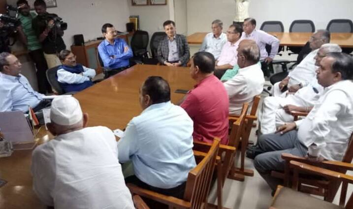 hardik patel indefinite fast patidars 6 religious organisation meet with government at gandhinagar પાટીદારની 6 મુખ્ય ધાર્મિક સંસ્થાઓ સાથે મંત્રણા, સરકારે હાર્દિકને પારણા કરાવવા કરી વિનંતી