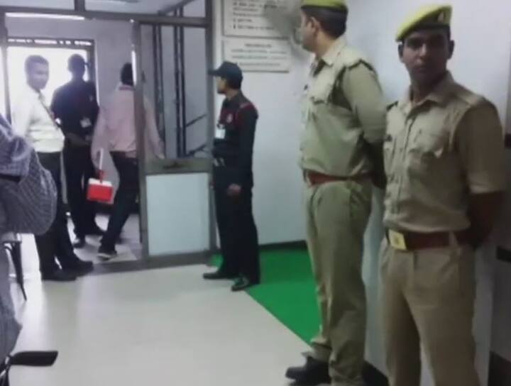 એસપીએ ઝેર ખાઈને આત્મહત્યાનો પ્રયાસ કર્યો હોવાની વાત ફેલાતા જ પોલીસ બેડામાં ચકચાર મચી ગઈ હતી. પોલીસના અનેક ટોચના અધિકારીઓ હોસ્પિટલ પહોંચી ગયા છે. હજુ સુધી ઘટના પાછળનું કારણ જાણી શકાયું નથી.