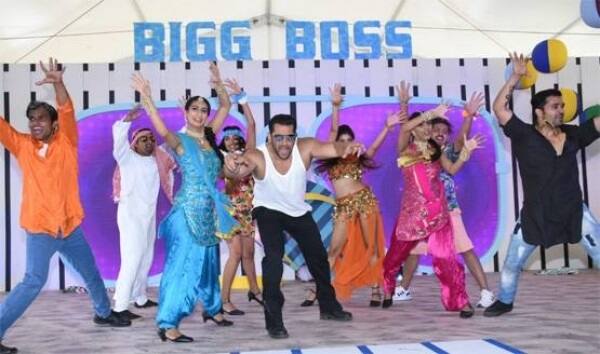 બિગ બોસ સાથે જોડાયેલી એક-એક ખબર પ્રશંસકો માટે ઇન્ફોર્મેશન બની રહી છે. એવા સમયે સૌથી મોટી ખબર એ છે કે સલમાન ખાને બિગ બોસના ઘરની અંદર જનાર પ્રથમ સેલિબ્રિટી જોડીની જાહેરાત કરી દીધી છે.