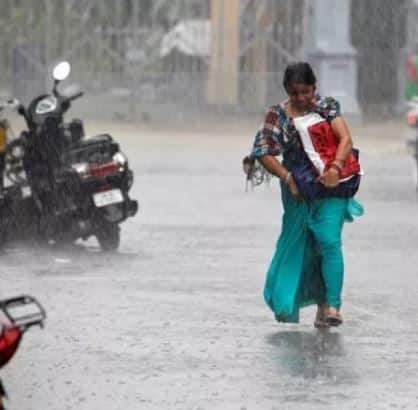અમદાવાદઃ રાજ્યની જનતા અને ખેડૂતો માટે માઠા સમાચાર છે. 8 વર્ષ પછી ગુજરાતમાં સિઝનનો સૌથી ઓછો 467.6 મીમી વરસાદ પડ્યો છે. હાલ રાજ્યમાં સિઝન દરમિયાન 20 ટકા અને અમદાવાદમાં 49 ટકા વરસાદની ઘટ છે. 2009માં 649.4 મીમી વરસાદ પડ્યો હતો.