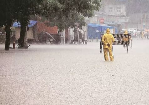 મંગળવારે અમદાવાદમાં દિવસ દરમિયાન વાદળિયા વાતાવરણ વચ્ચે કેટલાંક વિસ્તારોમાં વરસાદી છાંટા પડ્યા હતા. અમદાવાદમાં ચોમાસાની સિઝનમાં 541.2 મીમી વરસાદ સામે માત્ર 274.7 મીમી વરસાદ પડ્યો છે, એટલે કે 49 ટકા વરસાદની ઘટ છે.