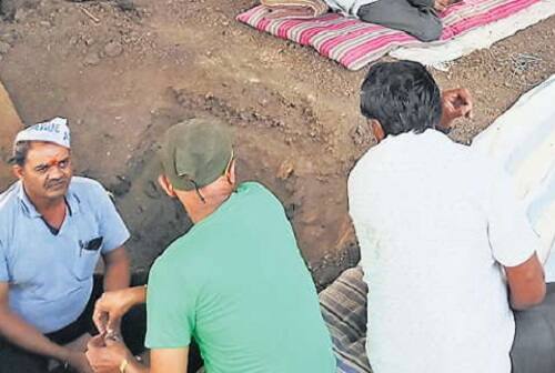 બંને આગેવાનોએ પાંચ-પાંચ ફૂટ ઉંડા બે ખાડા ખોદાવ્યા છે અને તેમાં તેઓ હાર્દિકના સમર્થનમાં આમરણાંત ઉપવાસ પર બેઠા છે. જ્યાં સુધી હાર્દિક પટેલની માંગણી સંતોષવામાં નહીં આવે ત્યાં સુધી આ ઉપવાસ ચાલુ રહેશે તેવો નિર્દેશ આપ્યો હતો.