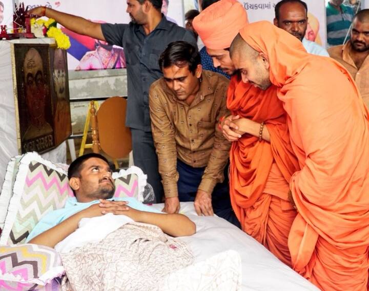 જો કે હાર્દિક પટેલે આ પાટીદાર આગેવાનોની મધ્યસ્થી ફગાવી દેવાઈ છે. હાર્દિકે સંભળાવી દીધું છે કે, સરકાર સાથે ચર્ચા કરવા ગયેલા સામાજિક આગેવાનો ‘પાસ’ના સત્તાવાર પ્રતિનિધિ નથી કે તેમને હાર્દિક તરફથી સરકાર સાથે વાત કરવા મોકલાયેલા નથી. જો કોઈ ચર્ચા કરવી હોય તો સરકાર સીધી જ હાર્દિક પટેલ સાથે જ ચર્ચા કરે. 