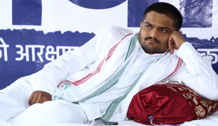 ગાંધીનગર: પાટીદાર અનામત આંદોલન સમિતી (પાસ)ના કન્વિનર હાર્દિક પટેલના આમરણાંત ઉપવાસનો આજે 12મો દિવસ છે ત્યારે હાર્દિકને મળેલા સમર્થનથી ભાજપ સરકાર દોડતી થઈ છે. ગુજરાત સરકારે આ સમસ્યા ઉકેલવા મંગળવારે પાટીદાર સમાજની અગ્રણી 6 સંસ્થાના આગેવાનોને મંત્રણા માટે બોલાવ્યા હતા.