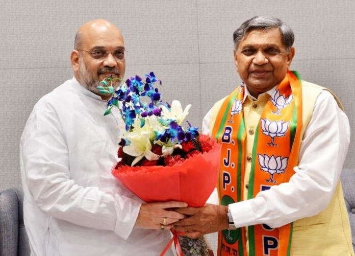 ભાજપમાં જોડાયા બાદ જીવાભાઈ પટેલ અમિત શાહ સાથે.