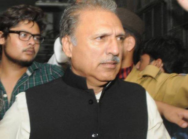 મંગળવારે પાકિસ્તાનના રાષ્ટ્રપતિ તરીકે ચૂંટાયેલા આરિફ અલ્વી ખુદ પણ ડેન્ટિસ્ટ રહી ચુક્યા છે. નેશનલ એસેમ્બલી અને સીનેટના કુલ 430 વોટમાંથી આરિફને 212 (49.3%) વોટ મળ્યા હતા. તેમણે પાકિસ્તાન પીપલ્સ પાર્ટી (પીપીપી)ના ઉમેદવાર એતઝાજ અહસાન અને પાકિસ્તાન મુસ્લિમ લીગ નવાઝના મૌલાના ફલજુર રહમાનને હરાવ્યા છે. રહમાનને 131 અને એતઝાજને 81 વોટ મળ્યા હતા. જ્યારે 6 વોટ રદ થયા હતા. આરિફ અલ્વી 9 સપ્ટેમ્બરના રોજ શપથ લેશે.