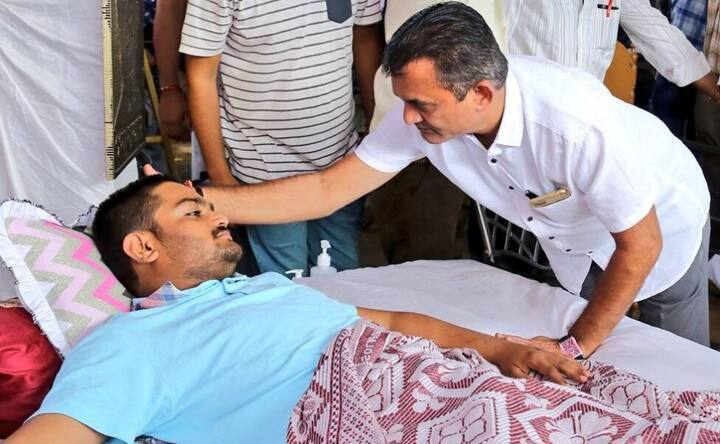 જો કે આ ઘટનાના પાટીદાર સમાજમાં ઘેરા પ્રત્યાઘાત પડ્યા છે. પાટીદારોમાં એવી ચર્ચા ચાલી રહી છે કે, ભાજપ સરકારને ખરેખર હાર્દિક પટેલના ઉપવાસ સંકેલાય અને પાટીદારોના પ્રશ્નો પણ ઉકેલવામાં રસ હોય તો ‘પાસ’ના પ્રતિનિધીઓને સીધા જ ચર્ચા કરવા કેમ નથી બોલાવતી ? શા માટે બીજા બધાંને પકડે છે?