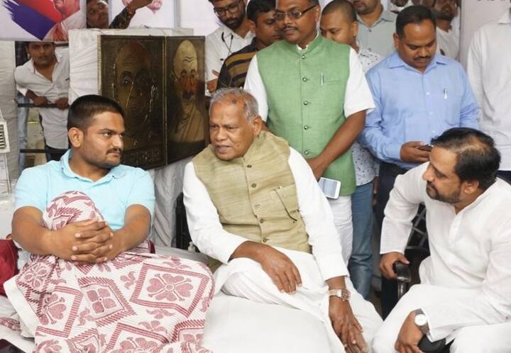 ભાજપ સરકારના મંત્રી સૌરભ પટેલે પત્રકાર પરિષદ કરી તેના કલાકોમાં તો પાટીદારોની સંસ્થાઓએ બેઠક પણ યોજી દીધી અને પછી તરત જ ભાજપ સરકારના પ્રધાનોને મળી પણ લીધું. પાટીદાર આગેવાનોએ એ જ વાતો કરી કે જે સૌરભ પટેલે કરી હતી તે જોતાં બધું સ્ક્રીપ્ટ પ્રમાણે થઈ રહ્યું હોવાની ચર્ચા પાટીદારોમાં ચાલી રહી છે.