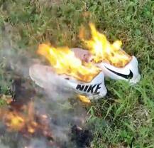 અમેરિકામાં સ્પોર્ટ્સ વિયર કંપની નાઇકીના વિરોધમાં લોકો કેમ બાળી રહ્યા છે શૂઝ, જાણો વિગત