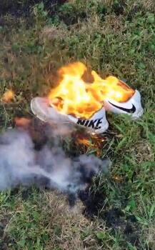 અમેરિકામાં સ્પોર્ટ્સ વિયર કંપની નાઇકીના વિરોધમાં લોકો કેમ બાળી રહ્યા છે શૂઝ, જાણો વિગત