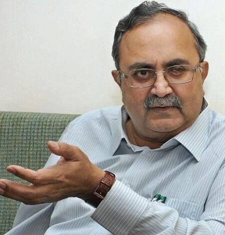 આ પહેલાં ગુજરાત સરકાર વતી સૌરભ પટેલે મંગળવારે પત્રકાર પરિષદ કરીને હાર્દિક પટેલના ઉપવાસ અંગે પહેલી વાર નિવેદન આપ્યું હતું. સૌરભ પટેલે હાર્દિક પટેલને પારણાં કરી લેવા કહ્યું હતું. સાથે સાથે એમ પણ કહ્યું હતું કે, હાર્દિક પ્રેમથી માને તો ઠીક છે, નહીં તો રાજકીય રીતે સમજાવીશું.