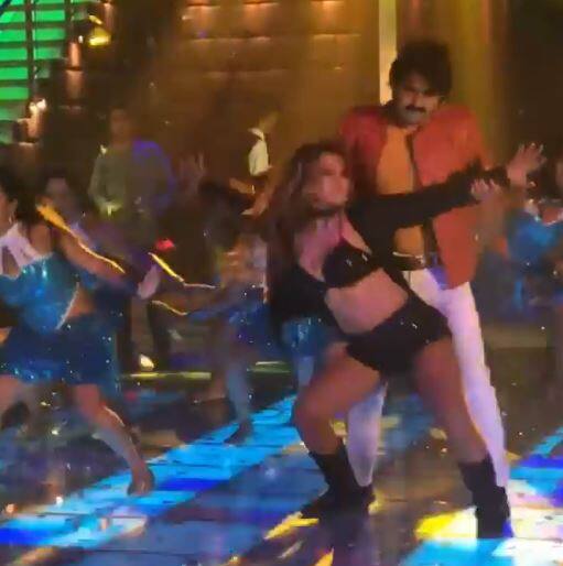 રાખી હાલ શૂટિંગની સાથે ઇવેન્ટ્સમાં ઘણી બિઝી રહે છે. પર્સનલ લાઇફ અને પ્રોફેશનલ લાઇફ સાથે સંકળાયેલી દરેક બાબત તે સોશિયલ મીડિયા પર ફેન્સ સાથે શેર કરતી રહે છે.