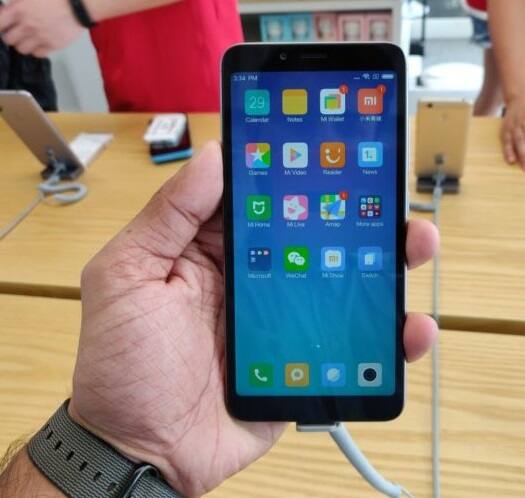 આ ફોનની ઇન્ટરનલ મેમરી 32GB અને 64GBની છે, જેને કાર્ડ દ્વારા 256GB સુધી વધારી શકાય છે. કનેક્ટિવિટી માટે 4G VoLTE, Wi-Fi , બ્લૂટૂથની ફેસિલિટી આપવામાં આવ્યા છે. સ્માર્ટફોનની બેટરી 4000mAhની છે. 