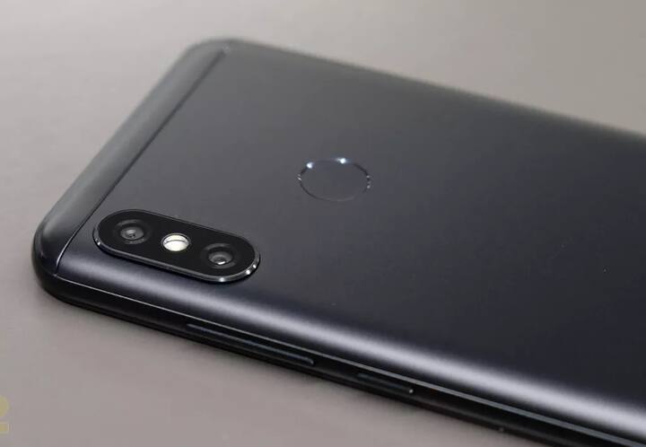 ફોટોગ્રાફી માટે ફોનમાં ડ્યૂલ કેમેરા સેટઅપ છે, આનો પહેલો કેમેરો 12 મેગાપિક્સલનો છે વળી બીજો કેમેરો 5 મેગાપિક્સલનો છે. આ ઉપરાંત ફ્રન્ટમાં AI પોર્ટ્રેટ મૉડ અને HDRની સાથે 5 મેગાપિક્સલનો કેમેરો આપવામાં આવ્યો છે. 