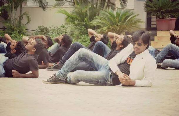  મુંબઇ: મરાઠી ફિલ્મની એક એક્ટ્રેસે પોતાના કો-સ્ટાર સુભાષ યાદવ વિરુદ્ધ જાતીય સતામણીનો આરોપ લગાવ્યો છે. મુંબઈમાં રહેતી 23 વર્ષીય અભિનેત્રીએ ફિલ્મ શૂટિંગ દરમિયાન સહ અભિનેતા વિરુધ્ધ છેડતીની ફરિયાદ નોંધાવી હતી. જેની વાનવડી પોલીસે ધરપકડ પણ કરી હતી. શરૂઆતમાં અભિનેત્રીએ આ વાતની કોઈ દરકાર કરી નહોતી, પરંતુ વિરોધ ન કરતા એક્ટર સુભાષે પોતાની હદ વટાવતા કંટાળીને અભિનેત્રીએ પોલીસમાં ફરિયાદ નોંધાવી હતી. 