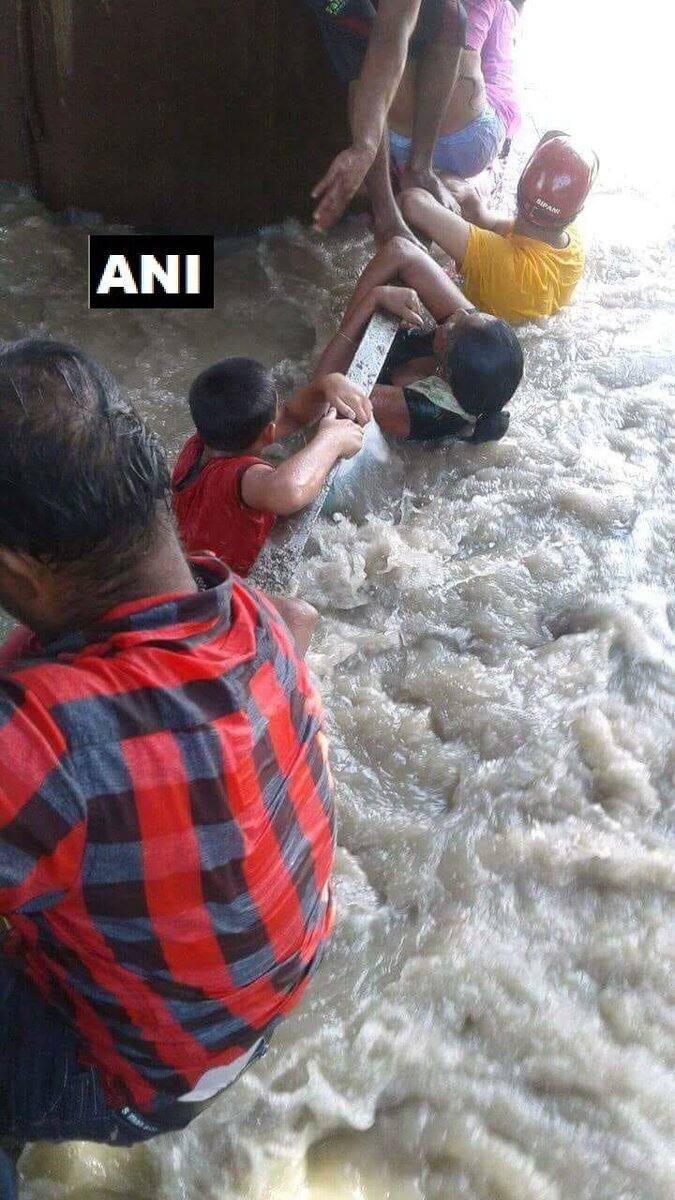  અહેવાલ પ્રમાણે આ દુર્ઘટના બોટના એન્જીનમાં ખરાબીના આવવાના કારણે બની હતી અને બપોરે બે વાગ્યાની આસપાસ અશ્વાકલાંતા મંદિર કિનારાની નજીક એક મોટી શિલા સાથે અથડાઇ હતી. બોટમાં ક્ષમતા કરતા વધારે વજન હતું. યાત્રીઓ સિવાય આ બોટમાં 18 બાઈક્સ પણ હતી. પ્રત્યક્ષદર્શીઓ અનુસાર મુસાફારોમાં કેટલીક મહિલા અને બાળકો પણ હતા.