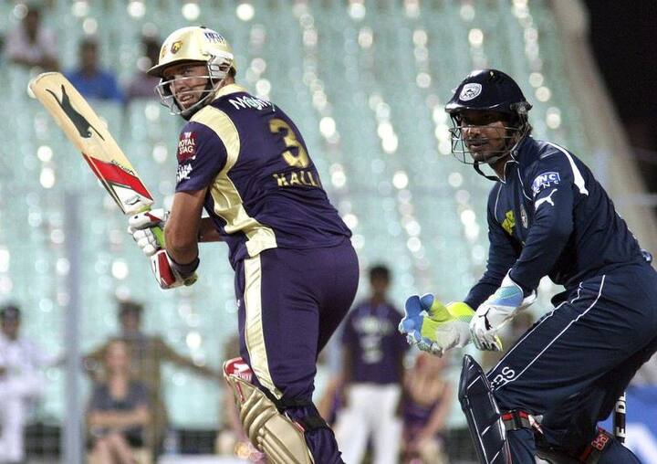 વિકેટકિપર બેટ્સમેન તરીકે શ્રીલંકાના કુમાર સંગાકારાની પસંદગી કરવામાં આવી છે. ઓલરાઉન્ડર તરીકે દક્ષિણ આફ્રિકાના જેક કાલિસનો સામેલ કર્યો છે. કૂકે તેની ટીમમાં બે સ્પિનર્સની સાથે સાથે બે ફાસ્ટ બોલરને પણ સામેલ કર્યા છે.