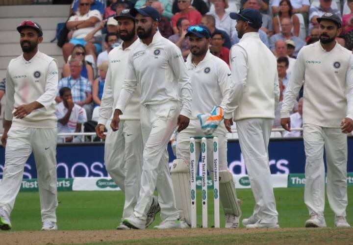 શાસ્ત્રીએ કહ્યું, અમારા ખેલાડીઓએ અહીં પૂરું જોર લગાવ્યું. તમે છેલ્લા ત્રણ વર્ષનો રેકોર્ડ જોશો તો જણાશે કે અમે વિદેશમાં 9 મેચ જીતી અને ત્રણ સીરિઝમાં જીત મેળી છે. મેં છેલ્લા 15-20 વર્ષમાં કોઈપણ ભારતીય ટીમનું આટલા ઓછા સમયમાં આવું પ્રદર્શન જોયું નથી. આ ટીમમાં ખરેખર દમ છે.