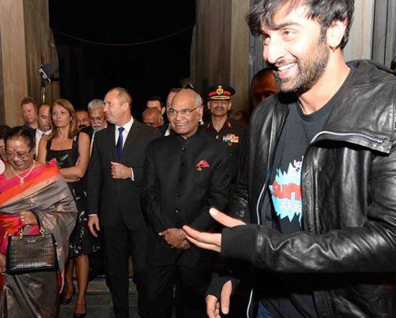 રાષ્ટ્રપતિ રામનાથ કોવિંદ દ્વારા ફિલ્મના સેટની મુલાકાત લેવામાં આવી હોય તેવી કેટલીક તસવીરો હાલ સોશિયલ મીડિયા પર શેર કરવામાં આવી છે. જેમાં બુલ્ગારિયાના પ્રેસિડેન્ટ રૂમેન રાદેવ પણ હતા.