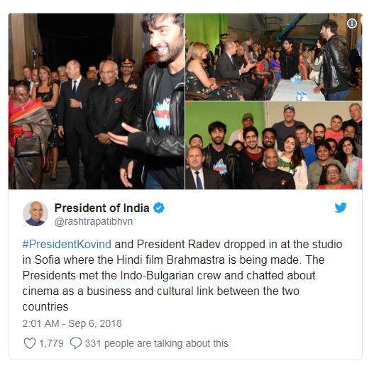તસવીરો શેર કરીને લખવામાં આવ્યું છે કે, ‘બંને રાષ્ટ્રપતિએ ઇન્ડો-બુલ્ગારિયા ક્રૂ મેમ્બર્સ સાથે વાતચીત કરી. બંને દેશોની સિનેમા અને સંસ્કૃતિ અંગે પણ વાતચીત થઈ.’ આ અવસર પર રાષ્ટ્રપતિ રામનાથ કોવિંદના પત્ની પણ હાજર હતા. (તસવીર સૌજન્યઃ ટ્વિટર)